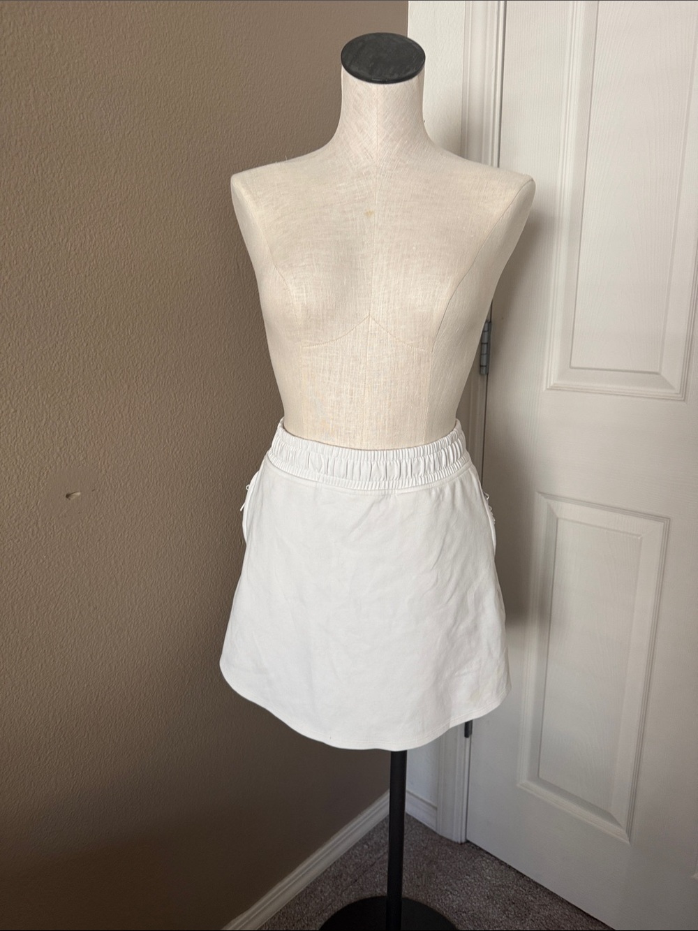 Sporty White tennis skirt with built in shorts
